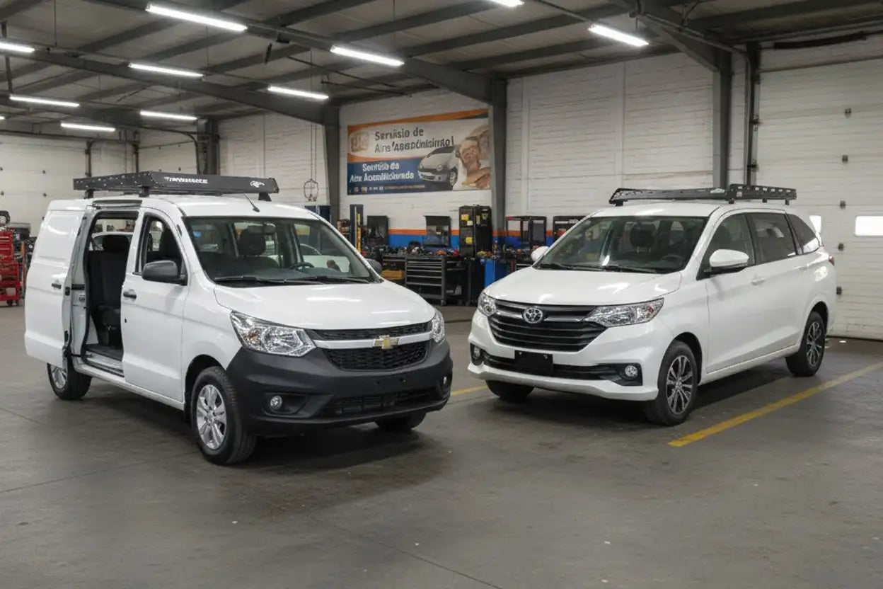 Furgonetas blancas de Chevrolet y Toyota blancas estacionadas una al lado de la otra en un garaje