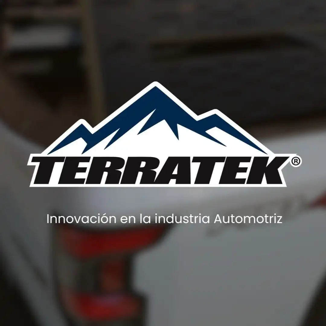 Un logotipo de “TERRATEK” con un diseño de montaña y el eslogan “Innovación en la industria Automotriz” (Innovación en la Industria Automotriz).